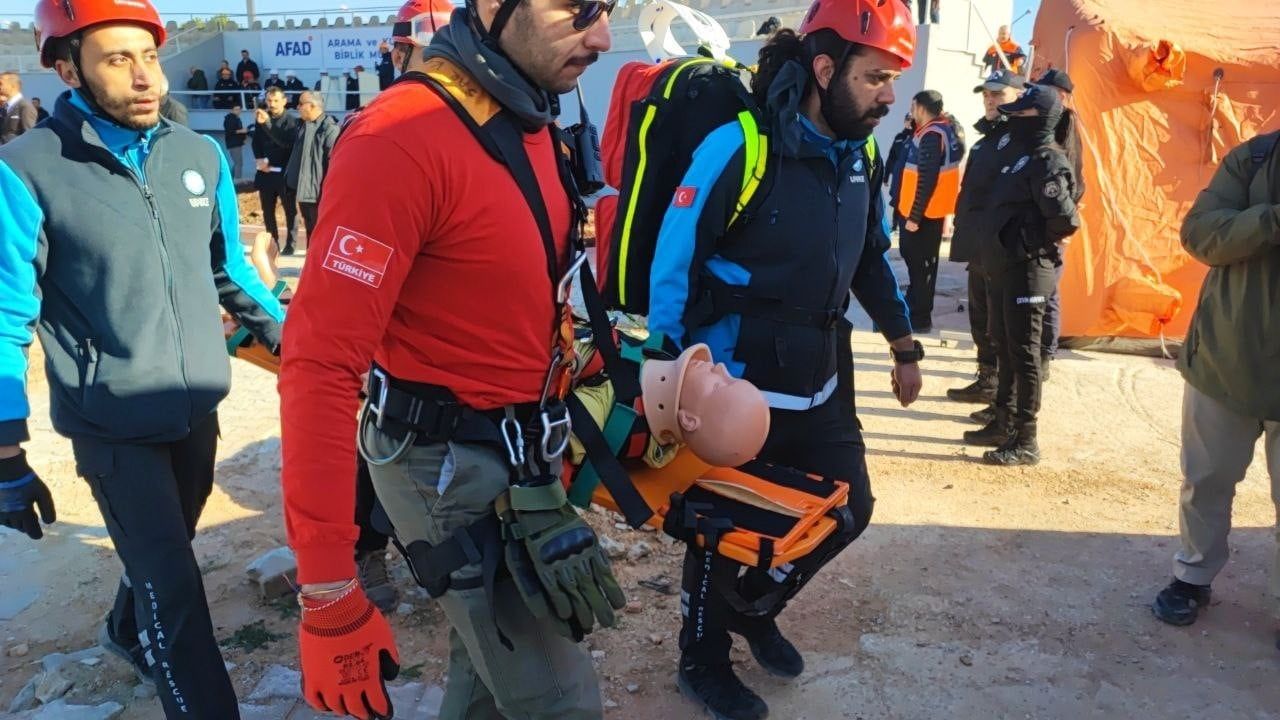 Adana'da gerçeğini aratmayan deprem tatbikatı: Uçurumdaki araçtan halatla kurtarma