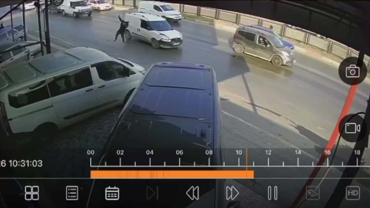 Adana'da hafif ticari araç yayaya çarptı — güvenlik kamerası kaydetti