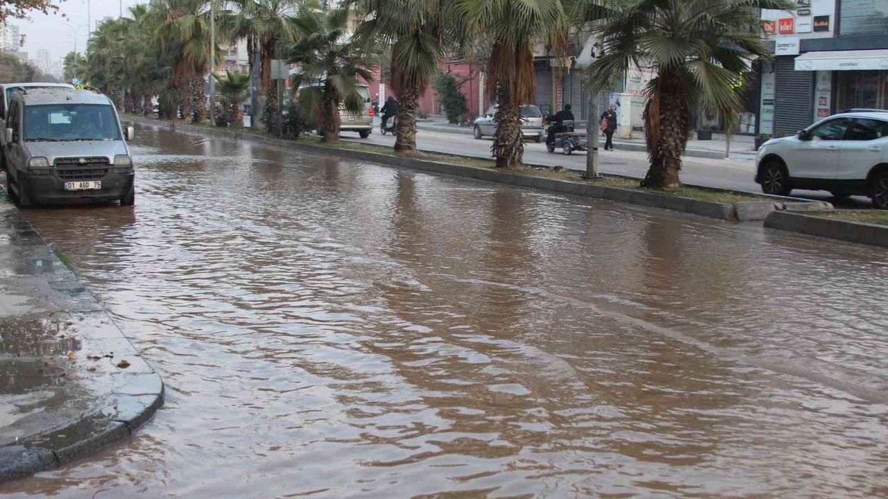 Adana'da içme suyu borusu patladı: Sokaklar göle döndü