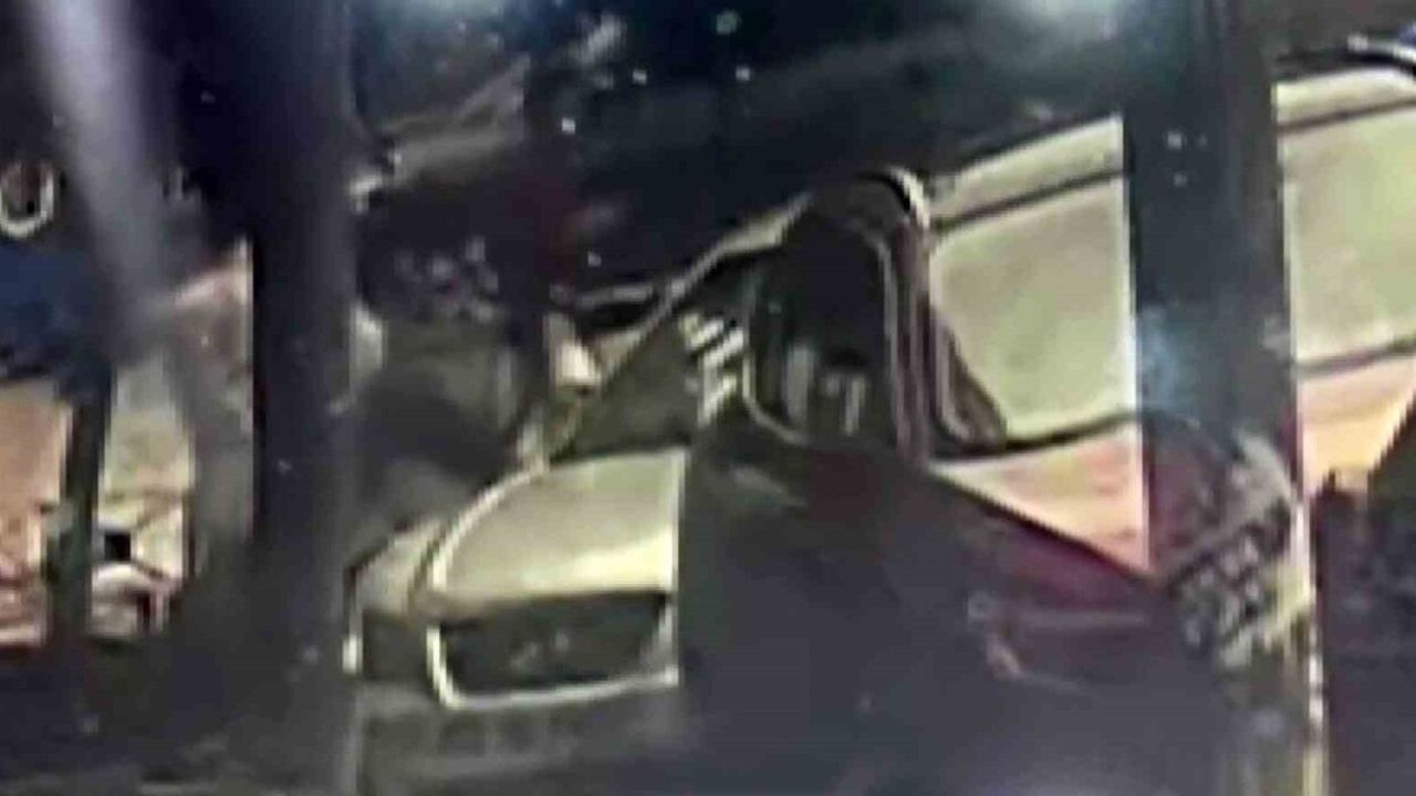 Adana'da kaldırımda yürüyen kişi park halindeki otomobilin dikiz aynasını kırdı