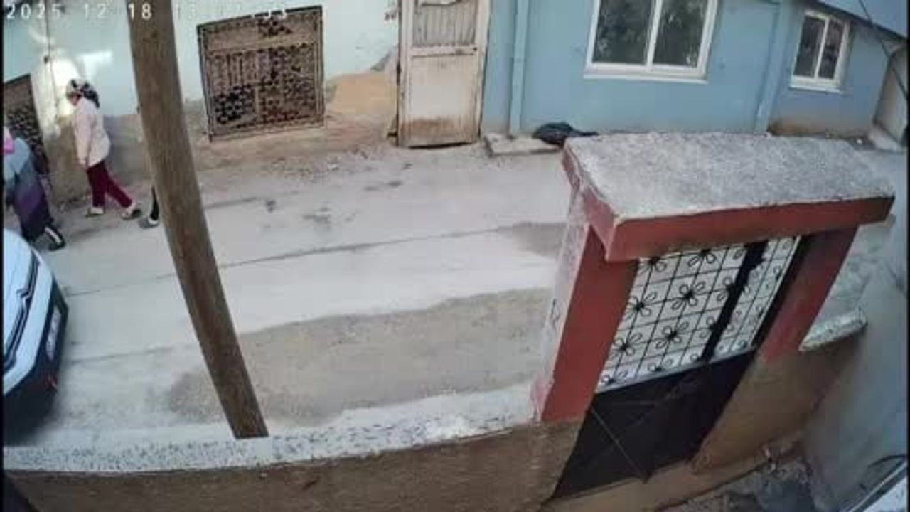 Adana'da kargocu paketi araçtan fırlattı, anlar güvenlik kamerasında