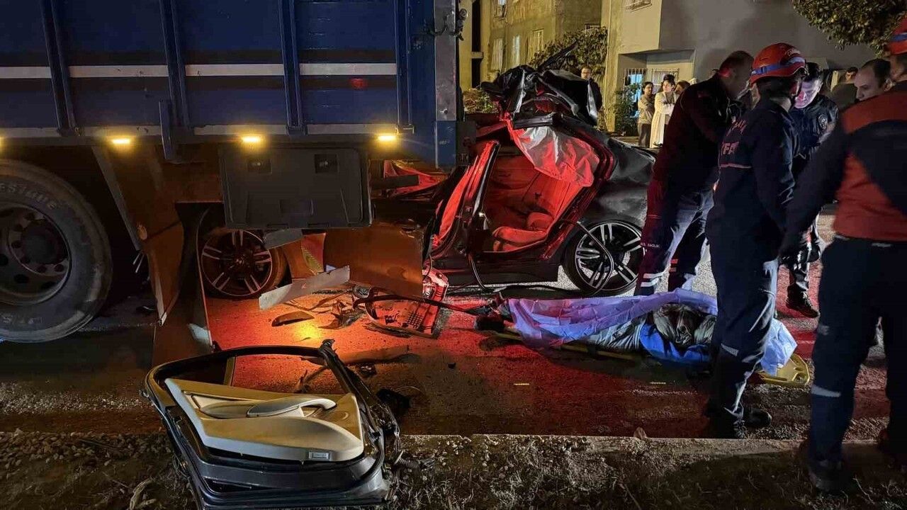Adana'da lüks otomobil kamyona saplandı: 1 ölü, 2 yaralı