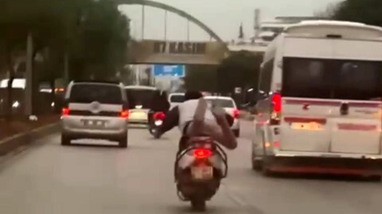 Adana'da motosiklet sürücüsünün tehlikeli çömelme ve yatma hareketi
