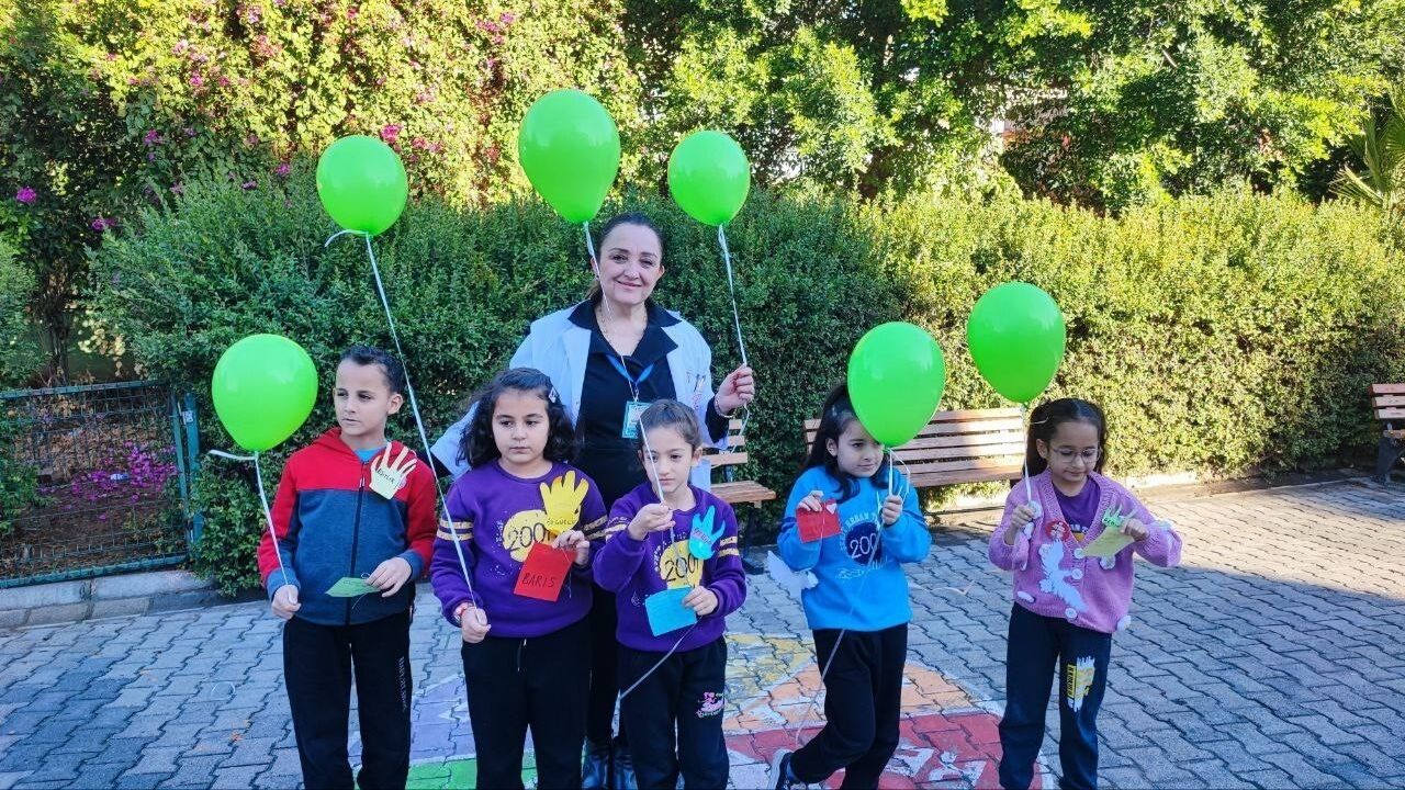 Adana'da öğrenciler Gazzeli çocuklar için balonlarla "barış" ve "özgürlük" dilekleri gönderdi