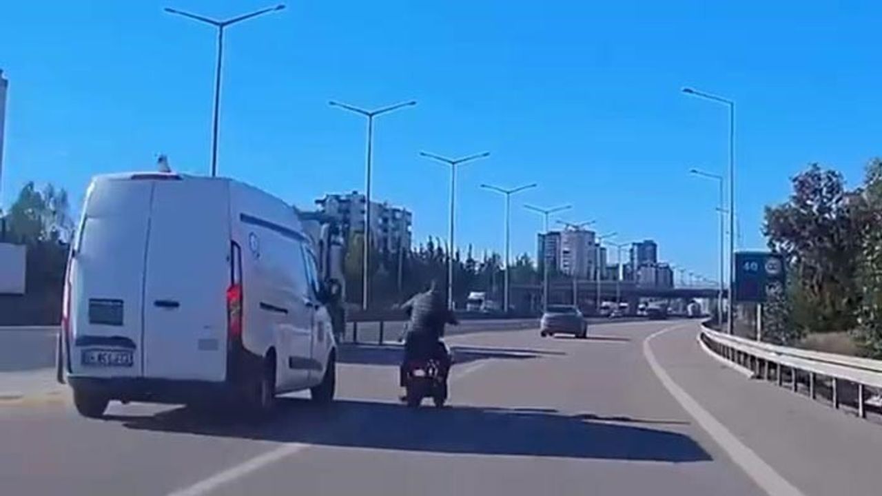Adana'da otoyolda bisikletli tehlikesi: Şerit değişimi kazaya ramak kaldı