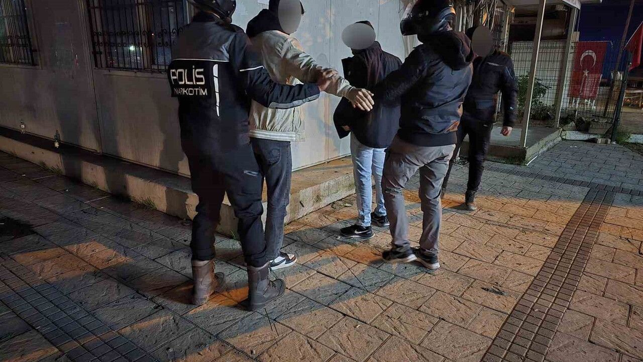 Adana'da parklarda ve sokak aralarında 12 kişi uyuşturucu kullanırken yakalandı