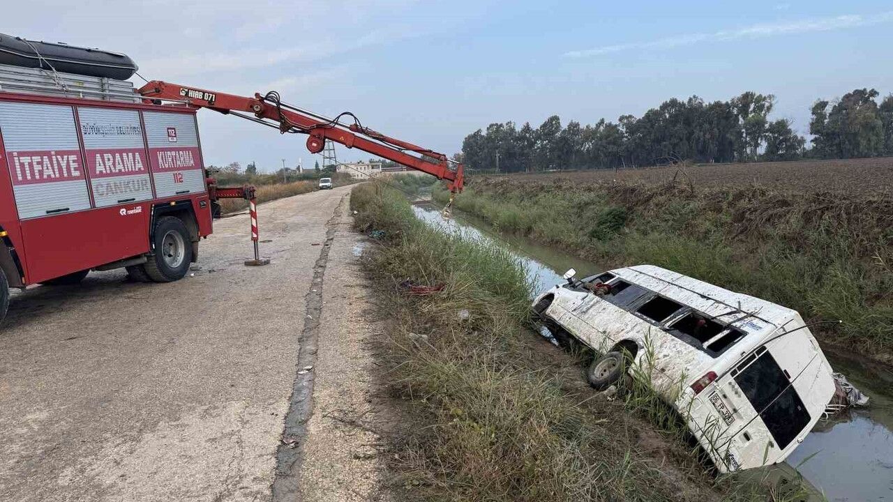 Adana’da tarım işçilerini taşıyan servis sulama kanalına devrildi: 18 yaralı