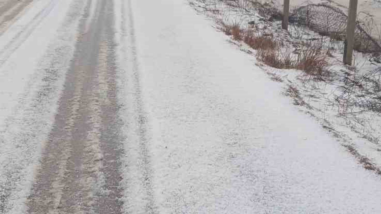 Adana Karataş’ta dolu yağışı yolları ve tarlaları beyaza bürüdü
