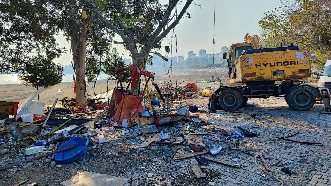 Adana'nın Amerikan Adası'nda kaçak yapı yıkımı ikinci gününde