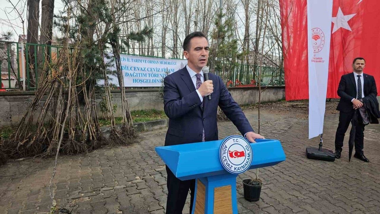 Adilcevaz'da 12 bin aşılı ceviz fidanı çiftçilere verildi