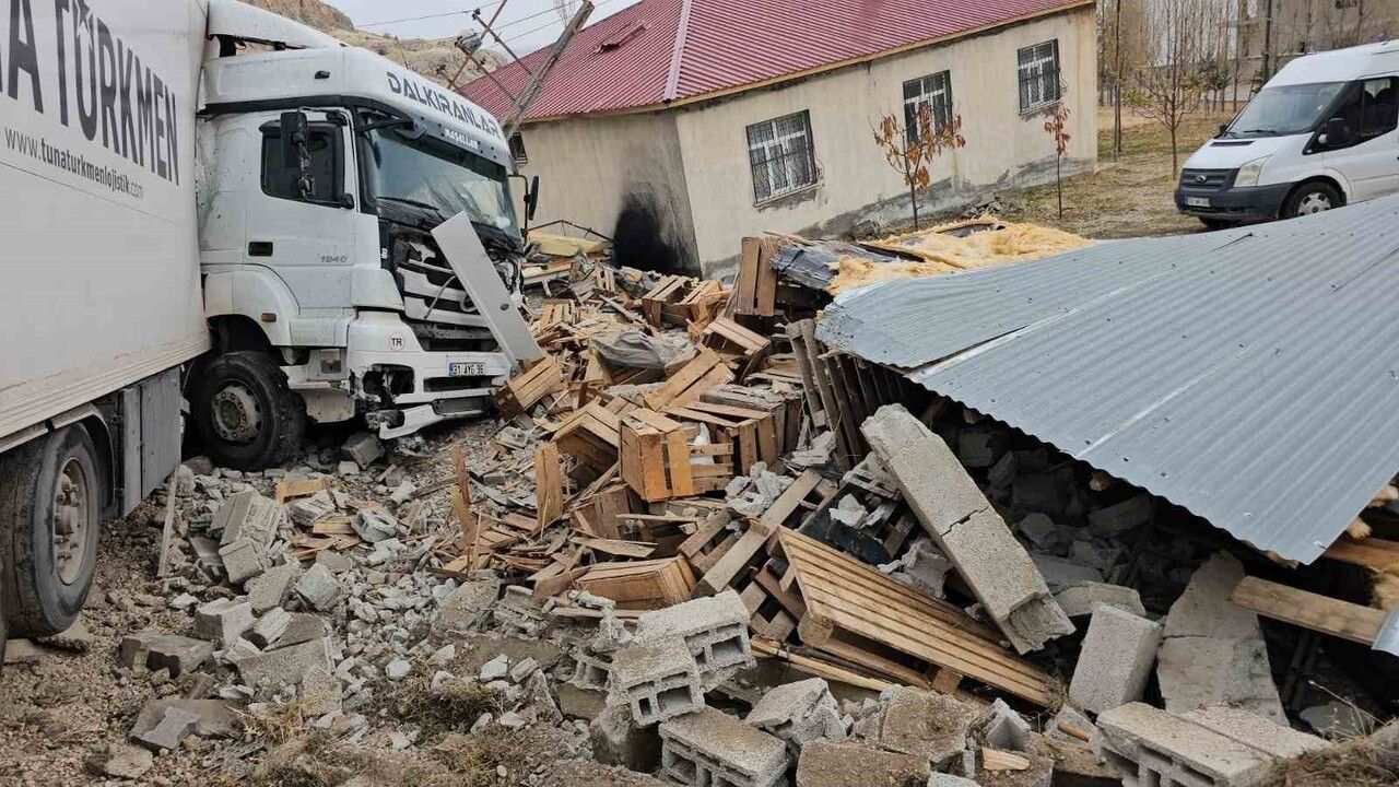 Adilcevaz'da tavuk eti yüklü tır devrildi: sürücü yaralandı