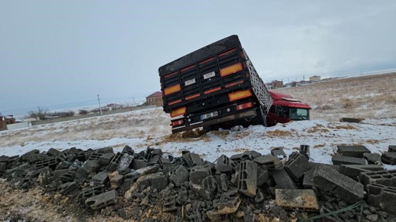 Adilcevaz-Erciş karayolunda briket yüklü tır devrildi, 1 yaralı
