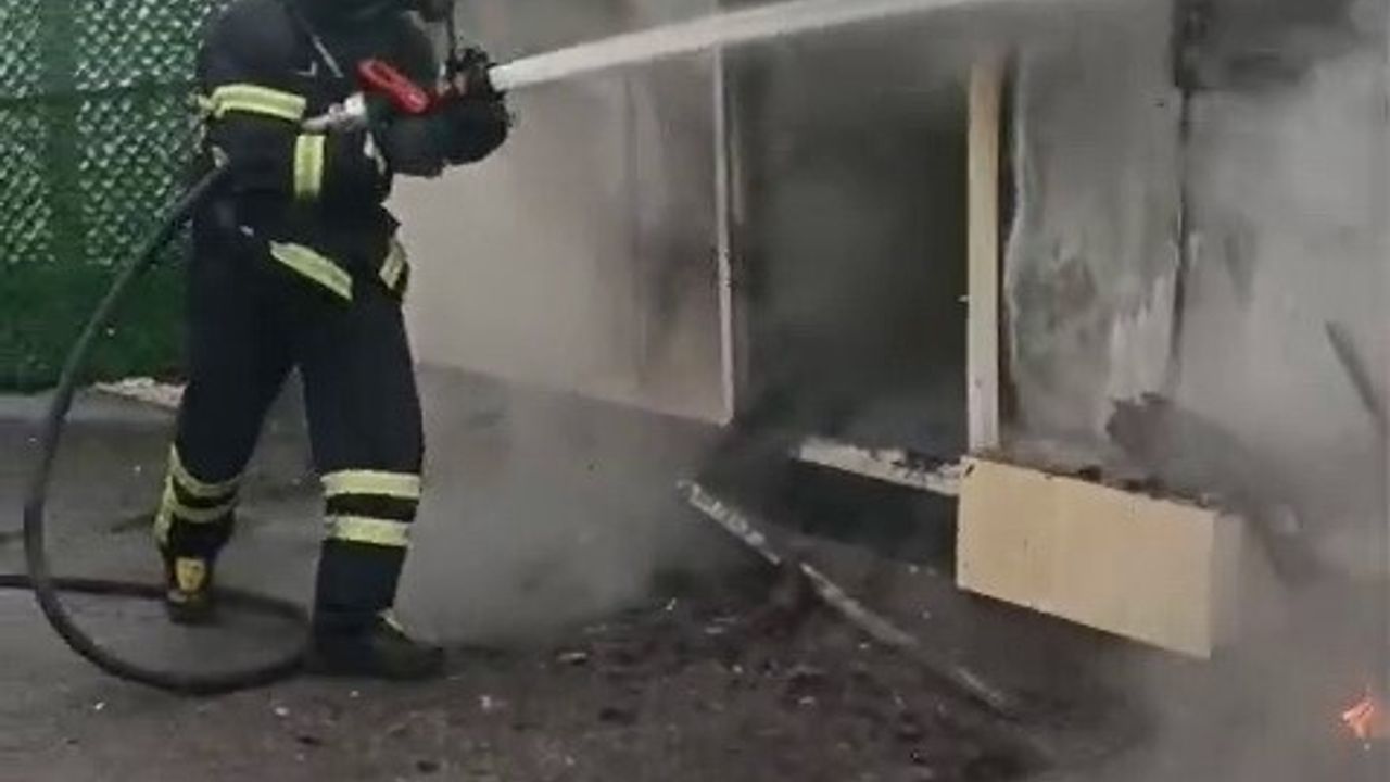 Adıyaman Altınşehir'de konteyner yangını: malzemeler kullanılamaz hale geldi