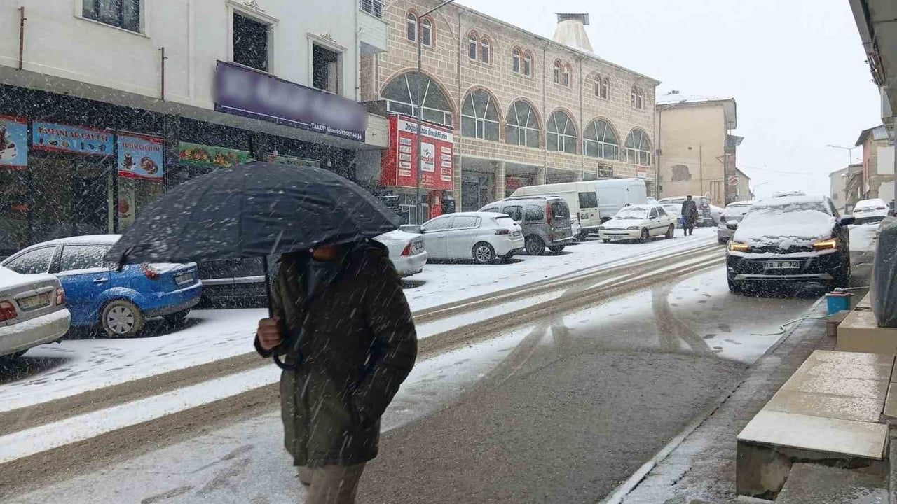 Adıyaman Çelikhan'da kar yağışı ilçeyi beyaza bürüdü
