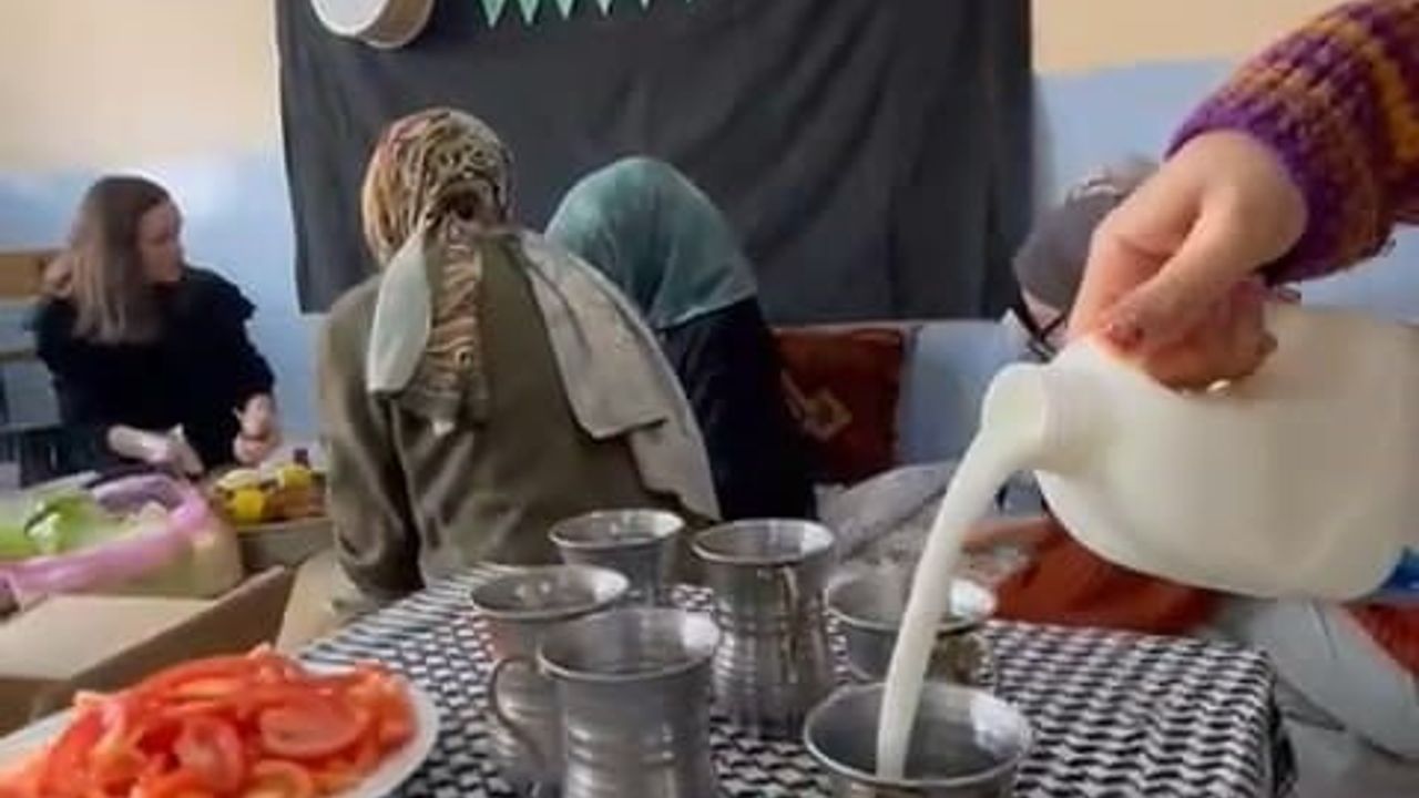 Adıyaman çiğ köftesi Adilcevaz'da öğrencilerden yoğun ilgi gördü