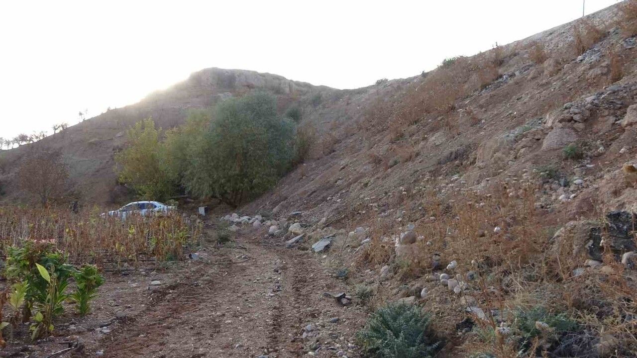 Adıyaman'da 30 metrelik şarampolden düşen otomobil mucize eseri durdu