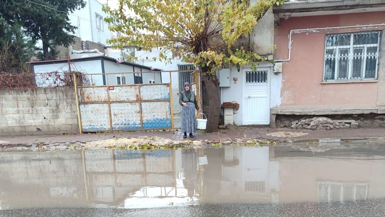 Adıyaman'da caddede biriken su evleri bastı