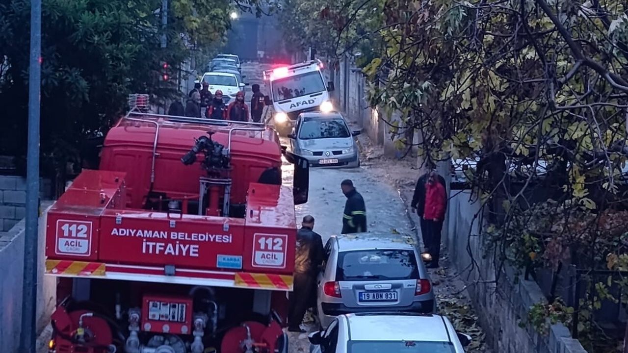 Adıyaman'da çöken yolda mahsur kalan AFAD aracı itfaiye tarafından kurtarıldı