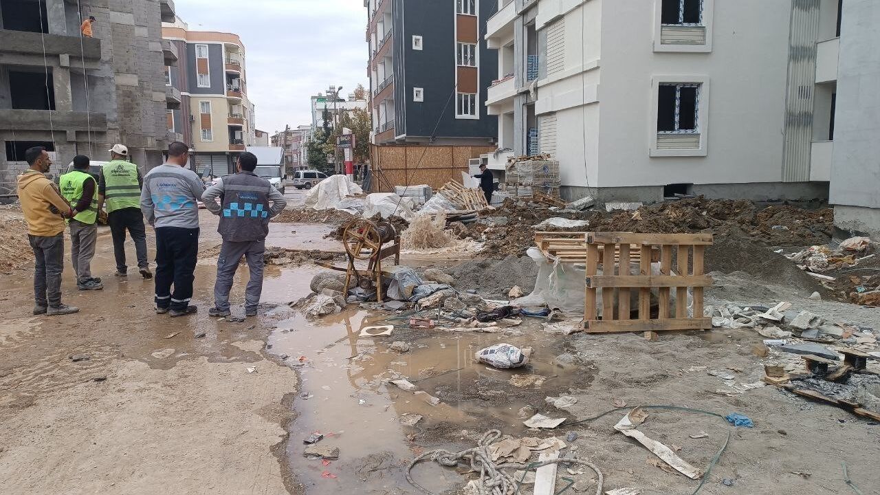 Adıyaman'da inşaat çalışmasında delinen doğal gaz borusuna ekip müdahalesi