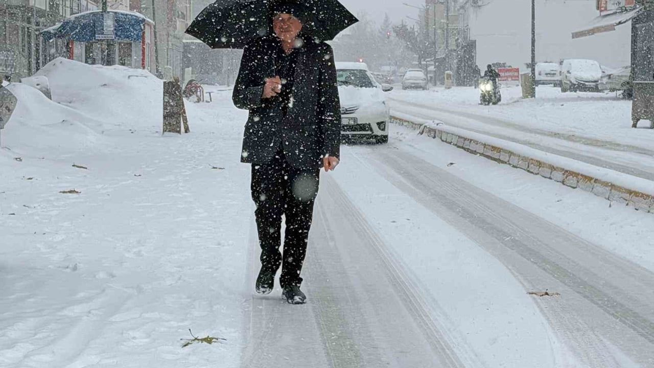 Adıyaman'da kar hayatı etkiledi: Uçuş iptalleri ve ulaşım aksadı