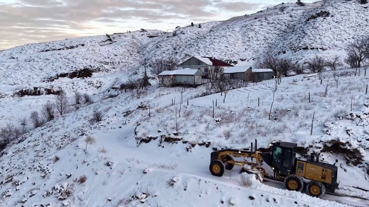 Adıyaman'da karla mücadele: Yollar açık tutuluyor