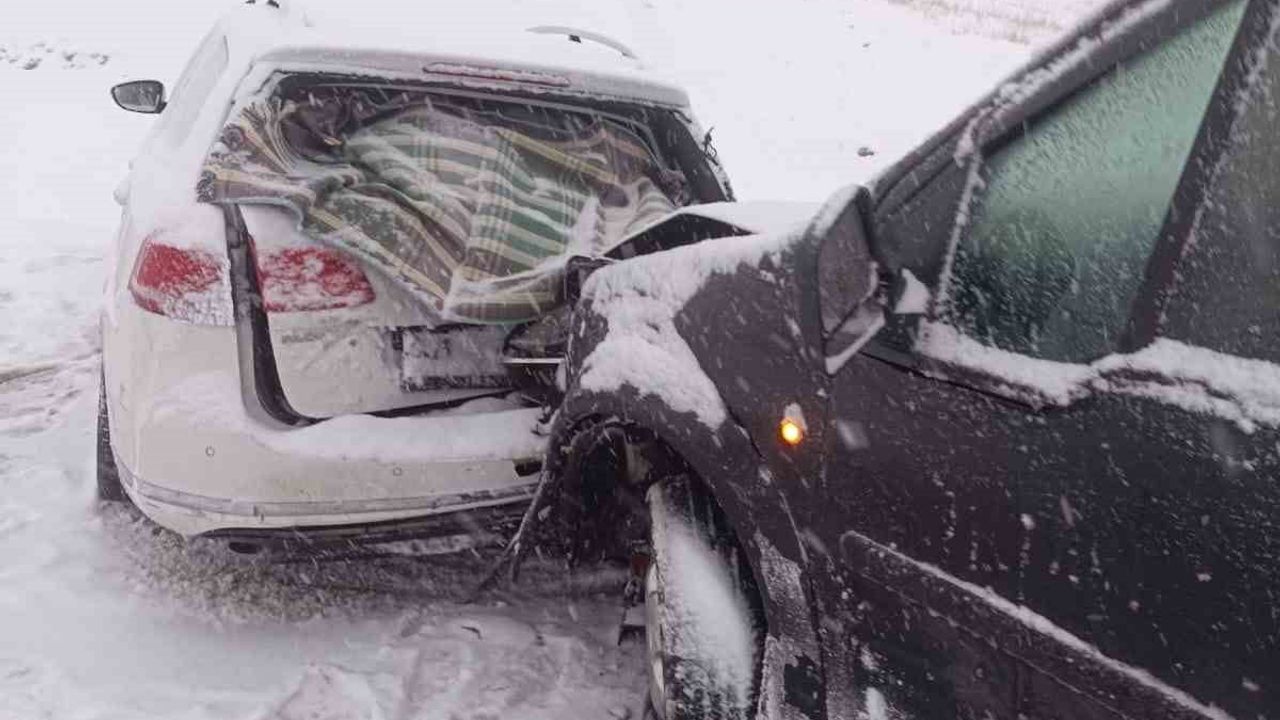 Adıyaman'da karlı yolda iki araç çarpıştı: 1 yaralı