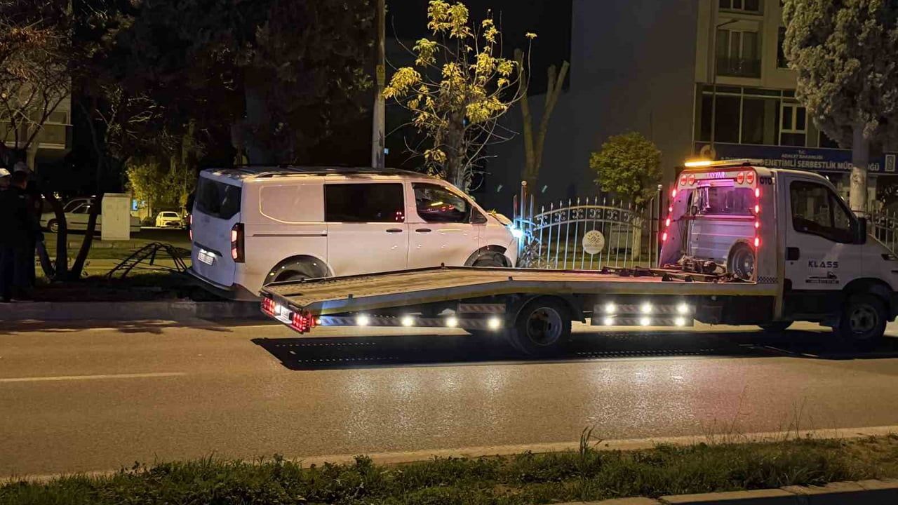 Adıyaman'da minibüs refüjdeki ağaca çarparak durdu