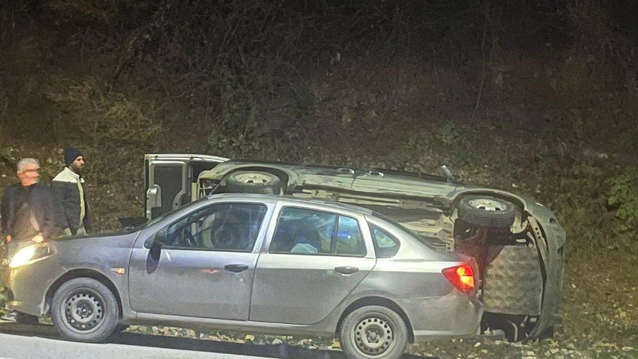 Adıyaman'da otomobil kaygan zeminde şarampole devrildi