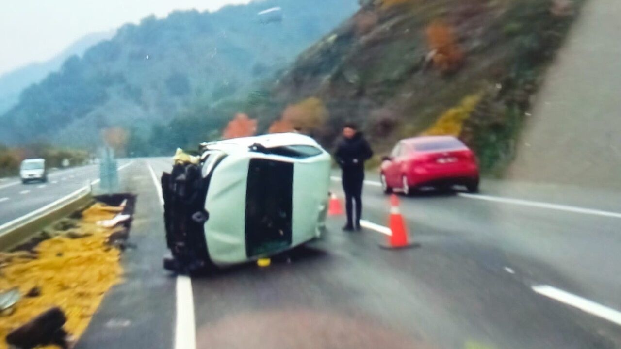 Adıyaman'da otomobil yan yattı: 4 yaralı