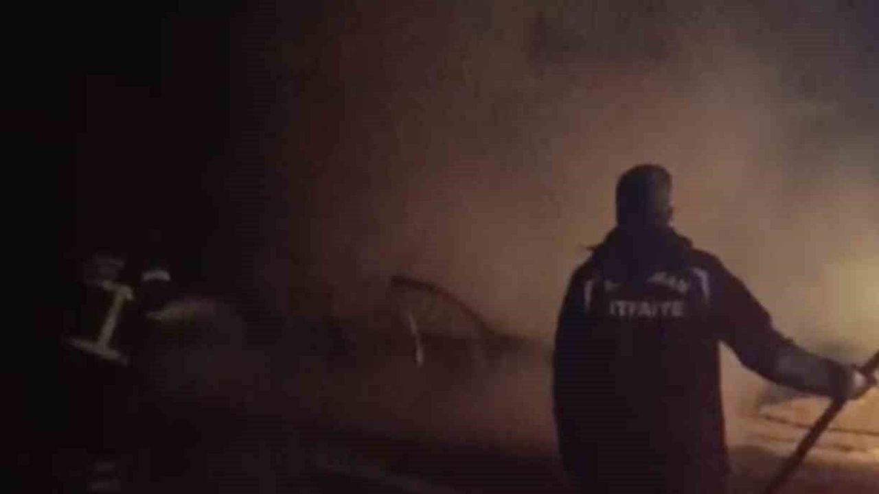 Adıyaman'da seyir halindeki otomobil alev alıp kullanılamaz hale geldi