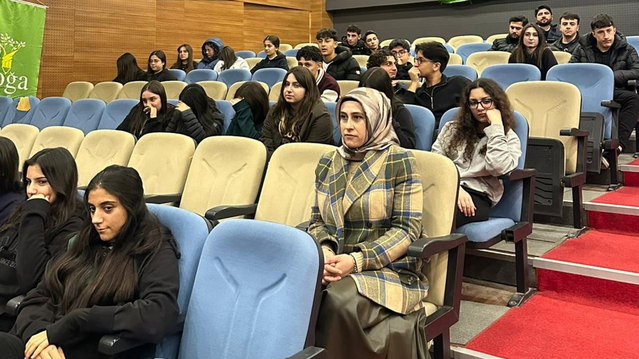 Adıyaman Doğa Koleji'nde Mezunlardan Öğrencilere Yol Gösterici Söyleşi