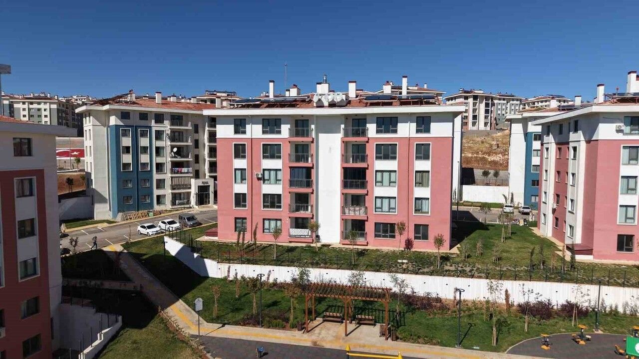 Adıyamanlı depremzedeler yeni konutlarına kavuştu: 'Bakan Murat Kurum hep yanımızda'