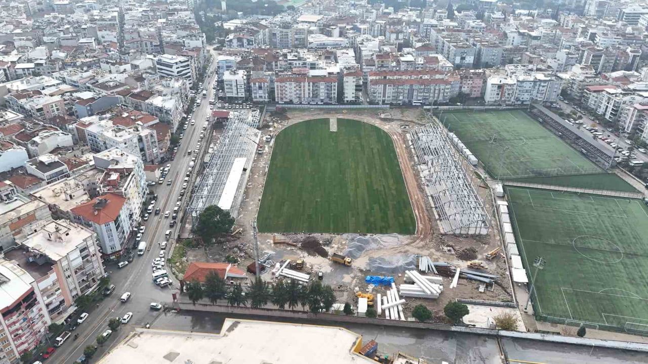 Adnan Menderes Stadyumu'nda FIFA standartlarında çim serimi