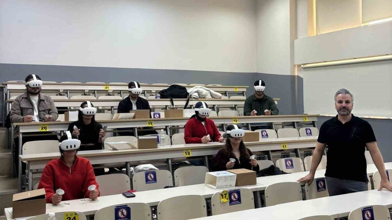 ADÜ'de öğretmen adaylarına VR destekli üç boyutlu öğrenme