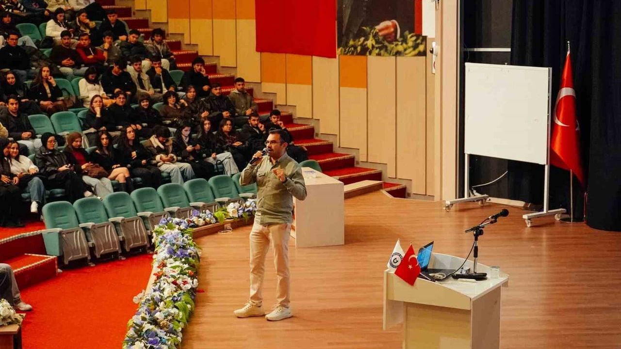 ADÜ'de 'Temel Yapay Zeka ve Etkili İstem Yazımı' iki günlük eğitim tamamlandı