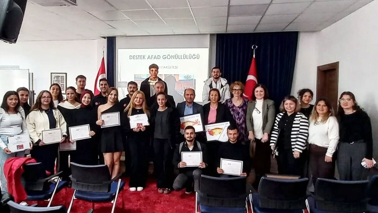 ADÜ Eğitim Fakültesi'nde AFAD gönüllü kimlikleri teslim edildi