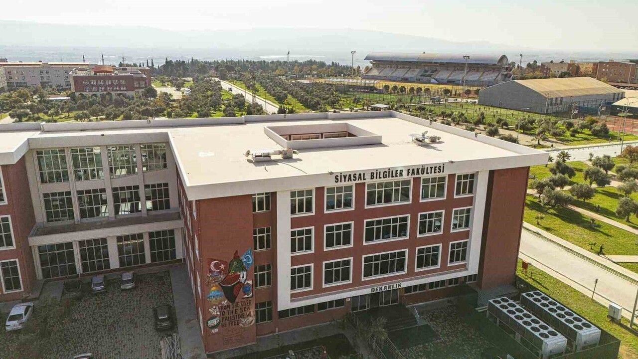 ADÜ öğrencileri kampüste Filistin destek muralsı yaptı