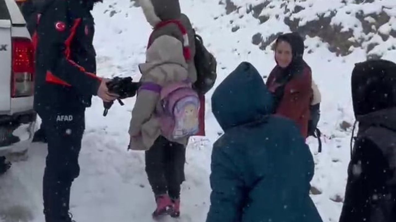 AFAD, Amasya'da karlı yolda mahsur kalan öğrencileri kurtardı