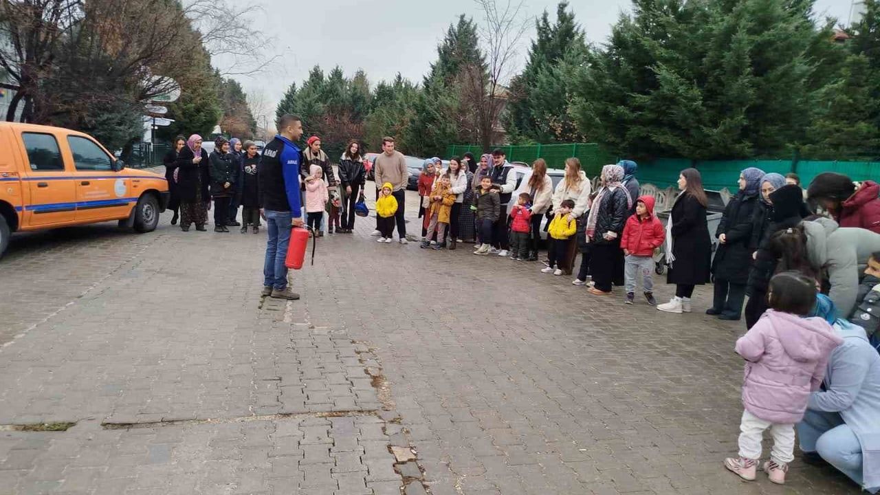 AFAD’dan Afyonkarahisar’daki özel rehabilitasyon merkezinde afet eğitimi ve tatbikat