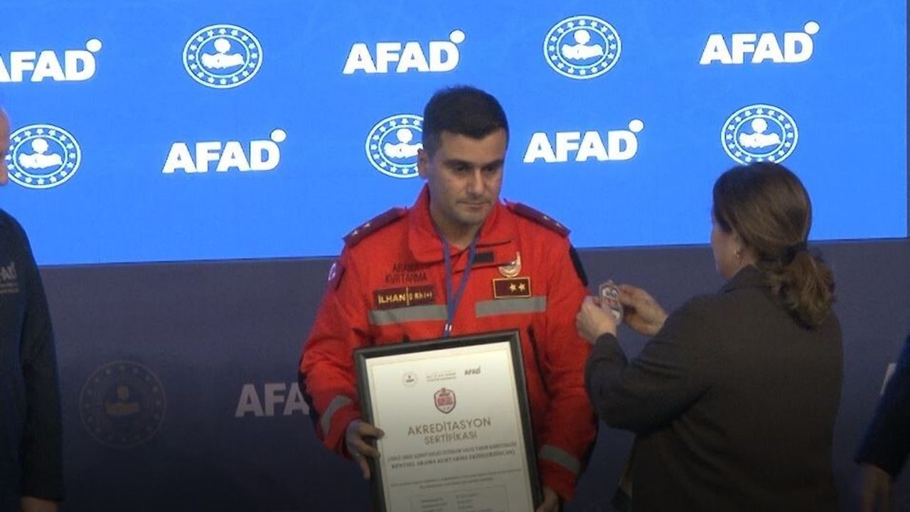 AFAD’ın gönüllülerine akreditasyon sertifikası ve kimlik teslim töreni