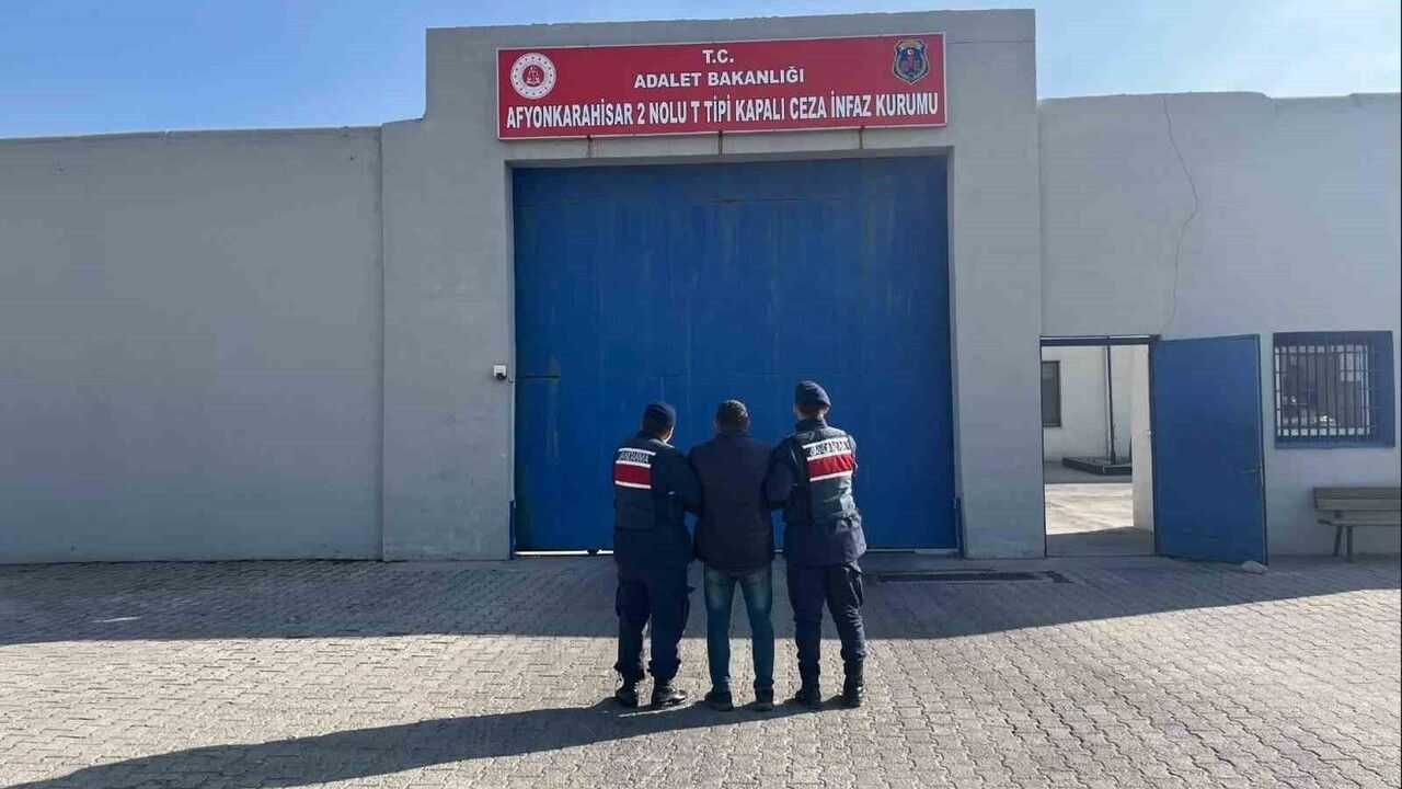 Afyonkarahisar'da 15 yıl 7 ay 5 gün hapis cezasıyla aranan şahıs jandarmada yakalandı