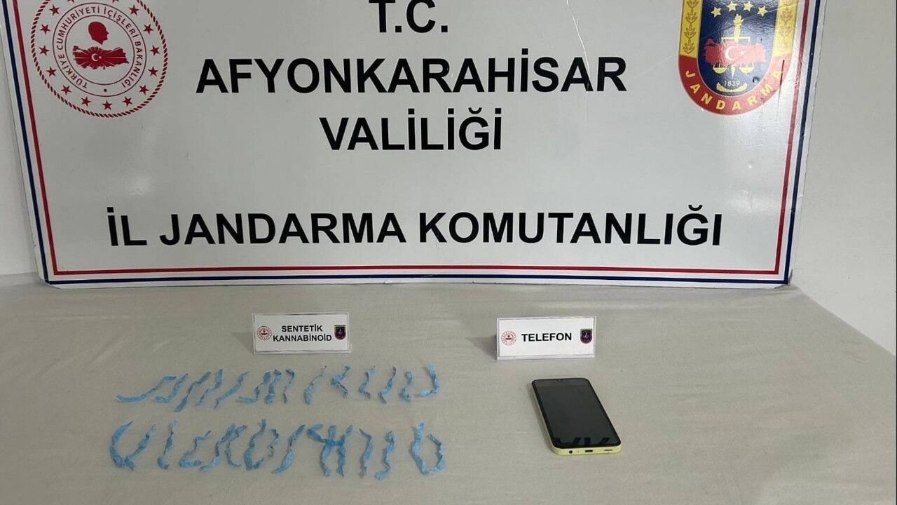 Afyonkarahisar'da Baskında 630 Kullanımlık Sentetik Uyuşturucu Ele Geçirildi, Şüpheli Tutuklandı