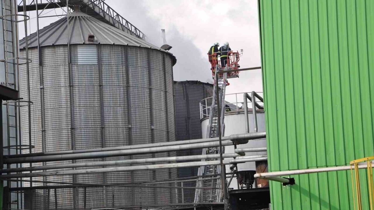 Afyonkarahisar'da Çiftçiler Yağ fabrikasında yeniden yangın