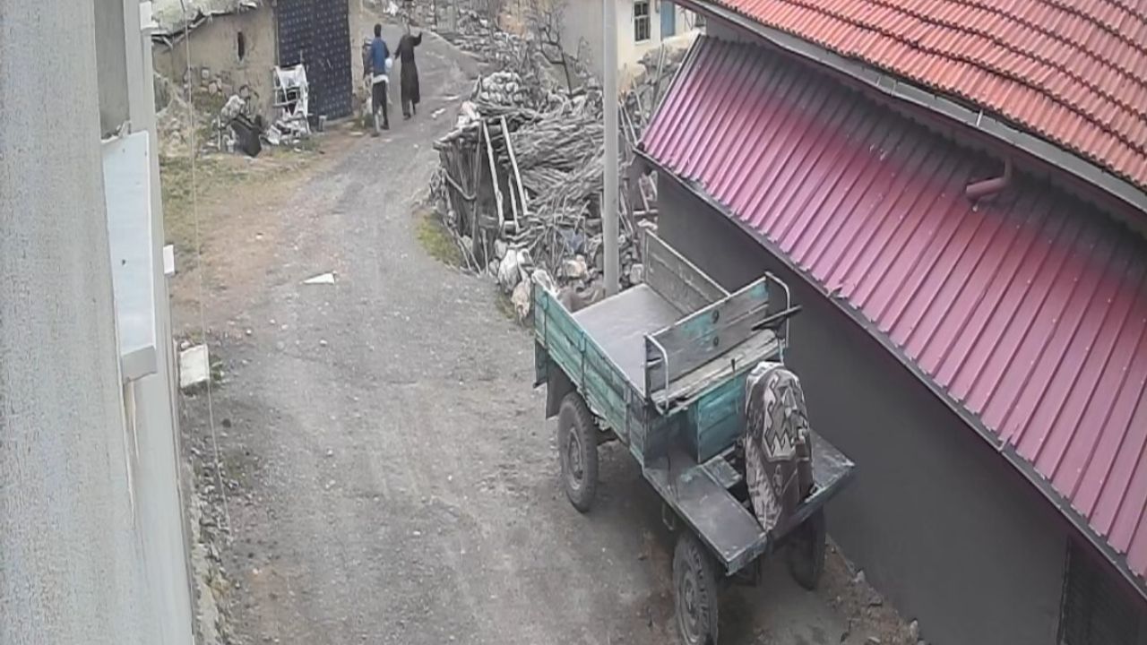 Afyonkarahisar’da eşine şiddet uygulayan erkeğin güvenlik kamerası görüntüleri ortaya çıktı