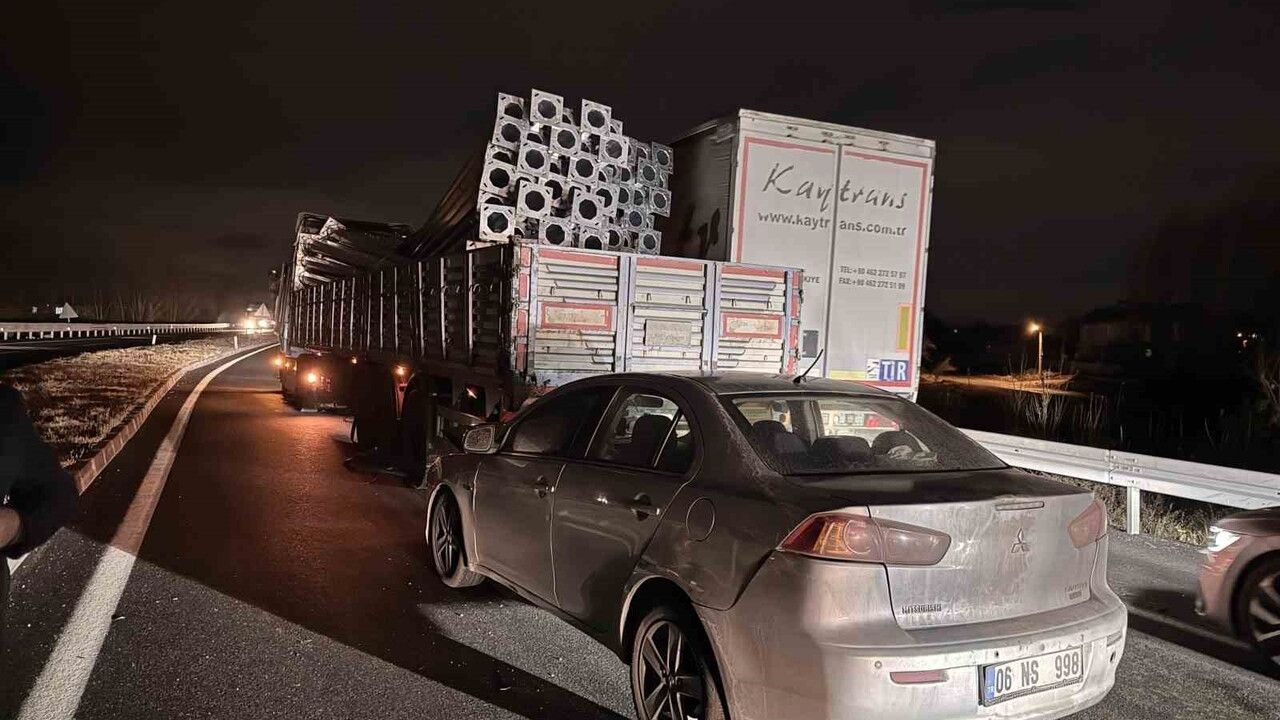 Afyonkarahisar'da iki tır ve otomobil çarpıştı: 1 yaralı