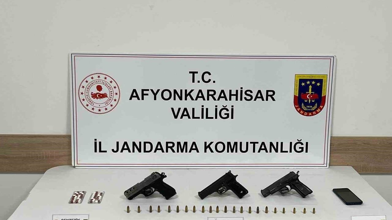Afyonkarahisar'da jandarma operasyonu: Uyuşturucu hap ve ruhsatsız tabancalarla yakalanan şüpheli tutuklandı