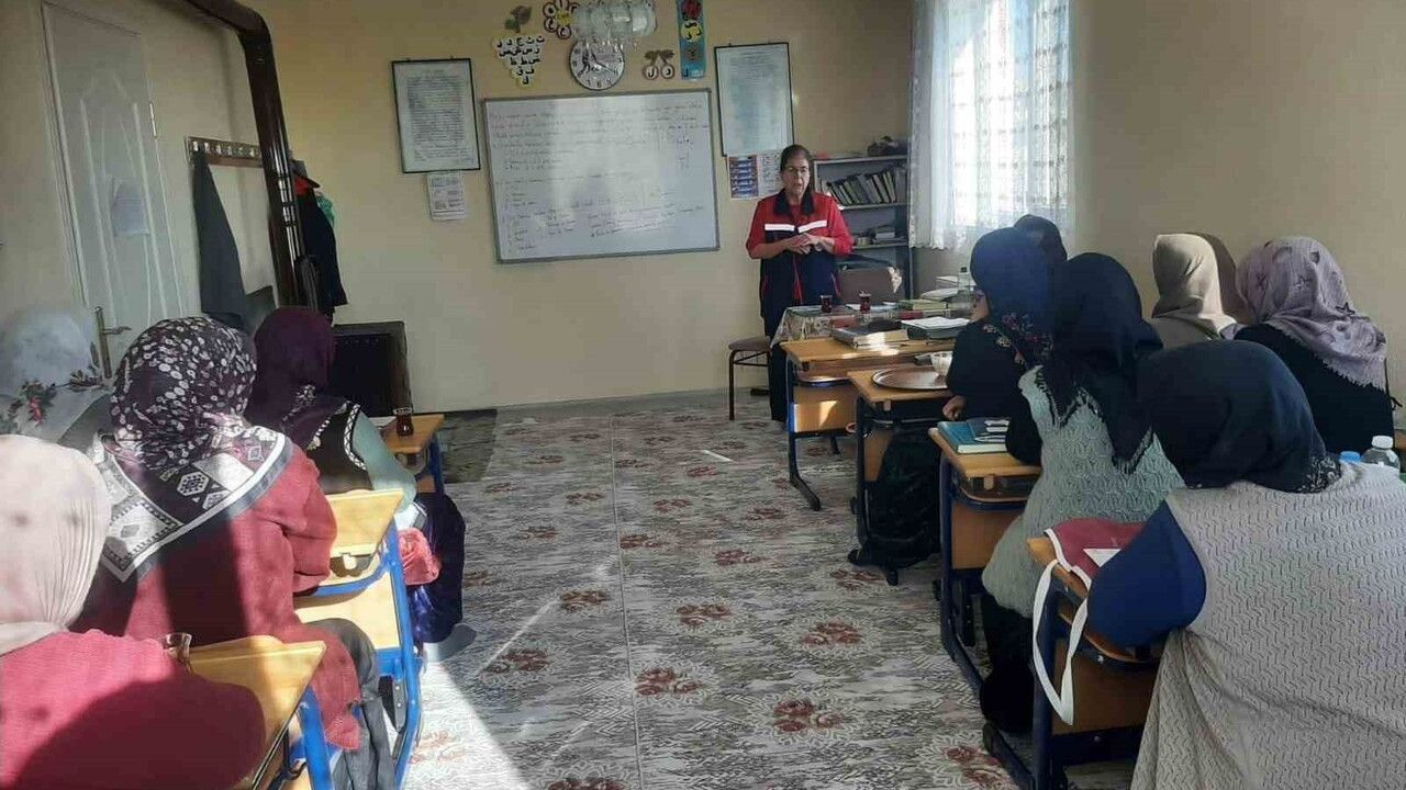 Afyonkarahisar'da kadın çiftçilere yönelik eğitimler devam ediyor