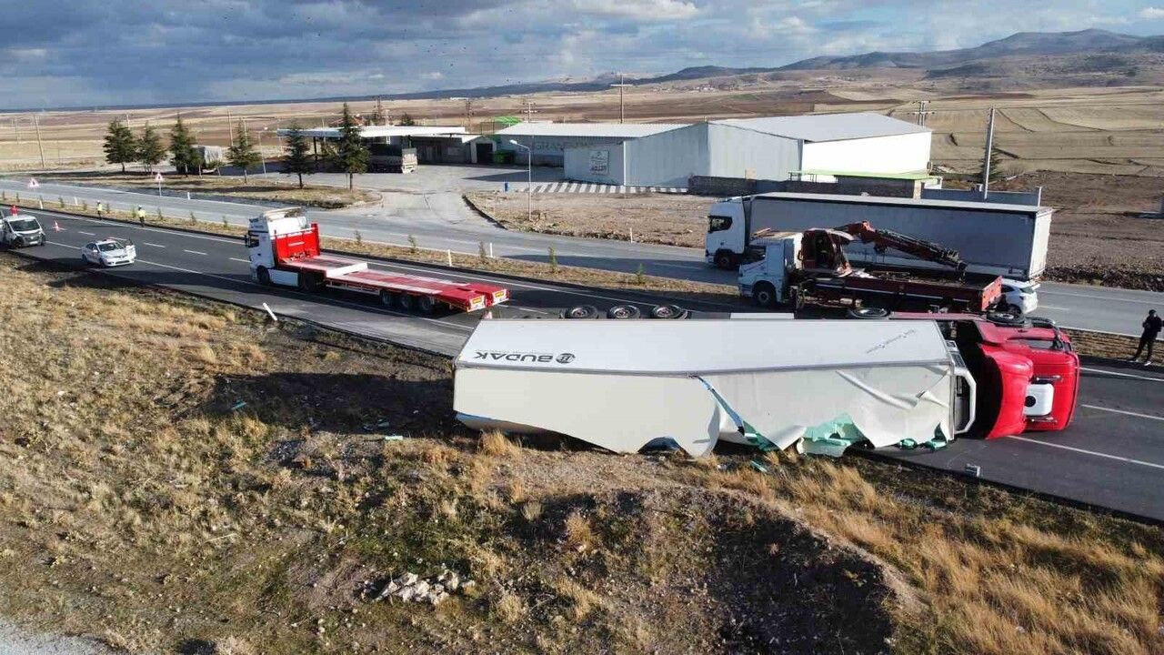 Afyonkarahisar'da meyve yüklü tır devrildi