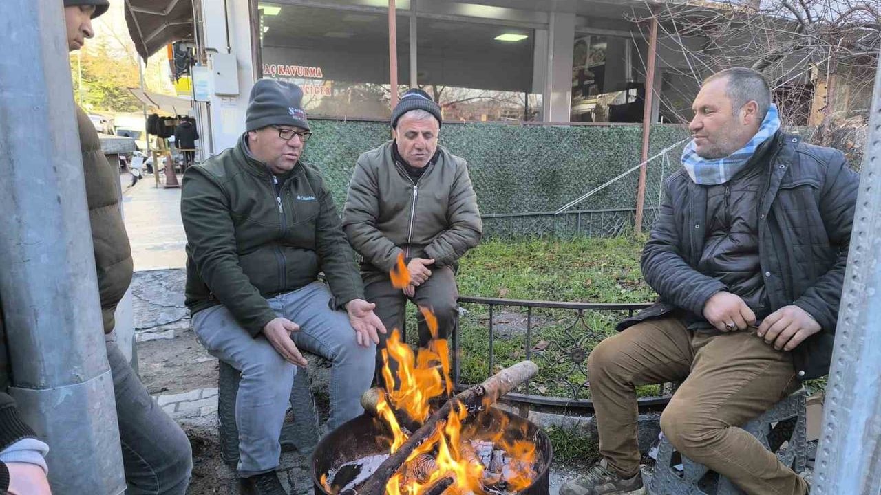 Afyonkarahisar'da pazarcı esnafını etkileyen soğuk hava