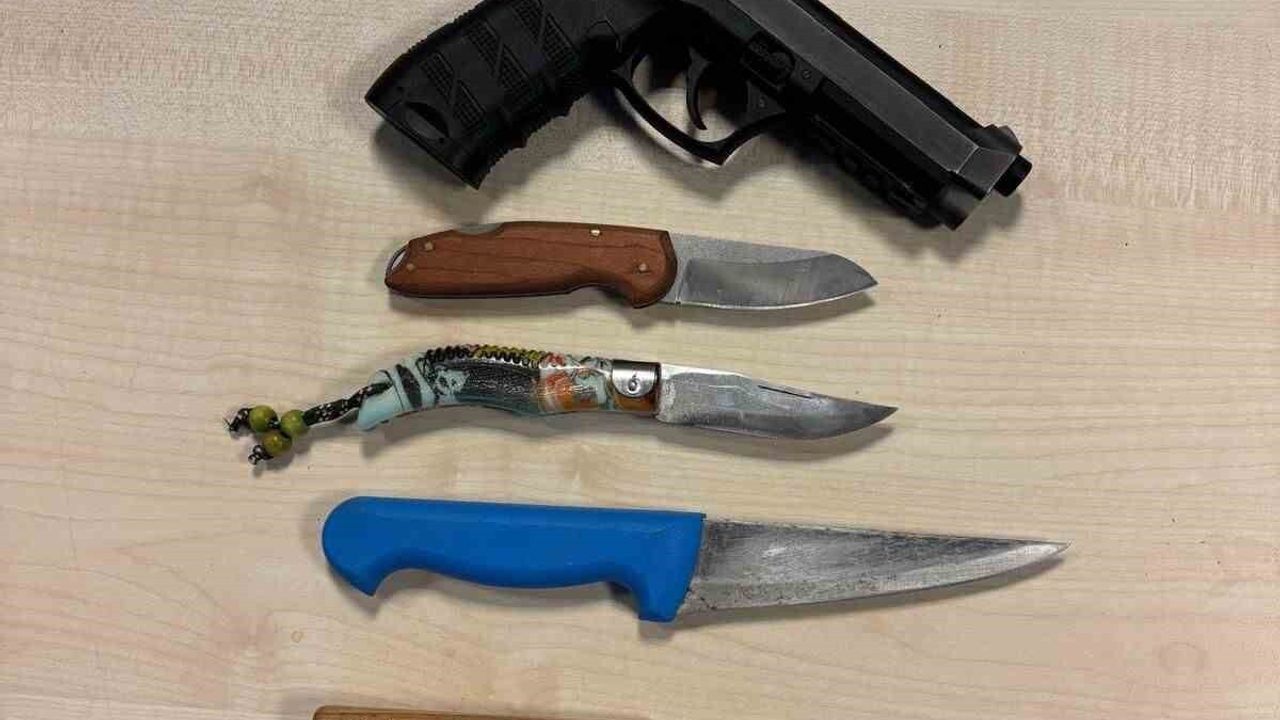 Afyonkarahisar'da polis denetim raporu: 16 aranan yakalandı, silah ve uyuşturucu ele geçirildi